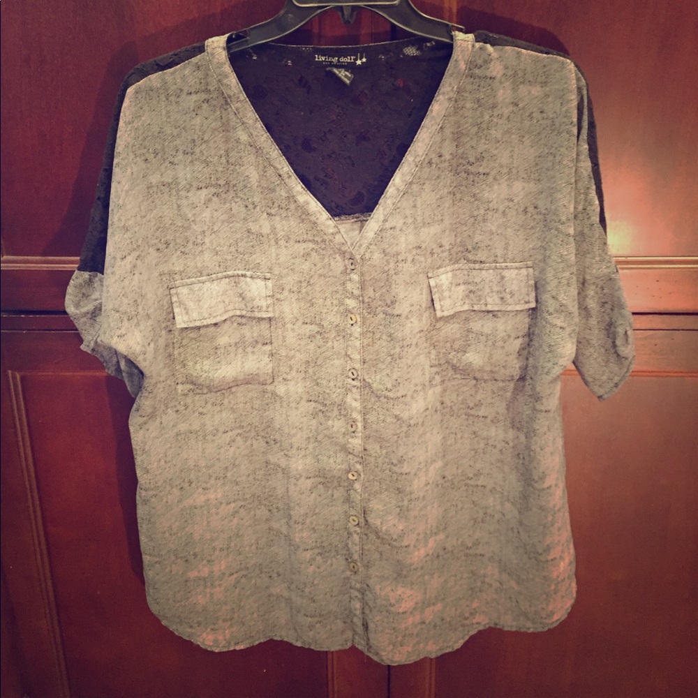 Super cute lace back top!