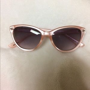 Adorable pink cat eye Candie's sunglasses