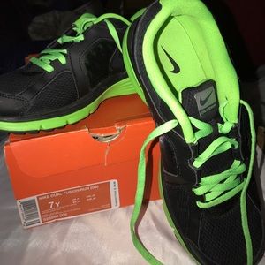 NIKE Dual Fusion Athletic shoe