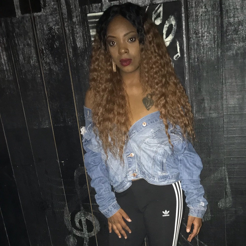 Meet your Posher, Tee