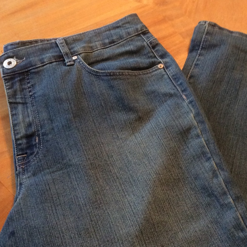 🍀Bandolino blue jeans. Waist is 36 inches