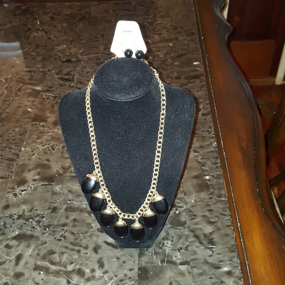 Necklace and earrings set