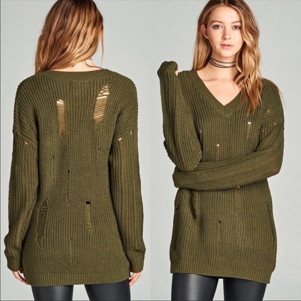 ⭐️1 LEFT!!⭐️ Distressed Knit V-Neck Sweater