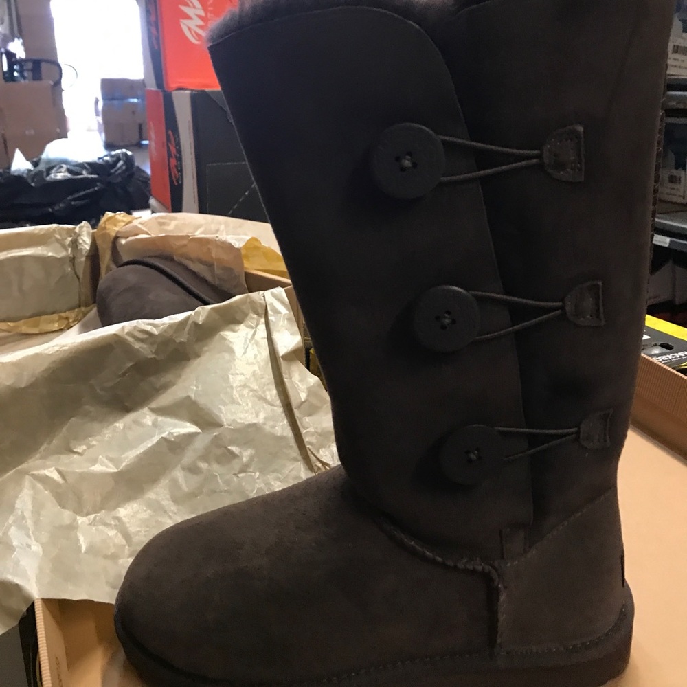 UGG W BAILEY BUTTON TRIPLETS SIZE 7