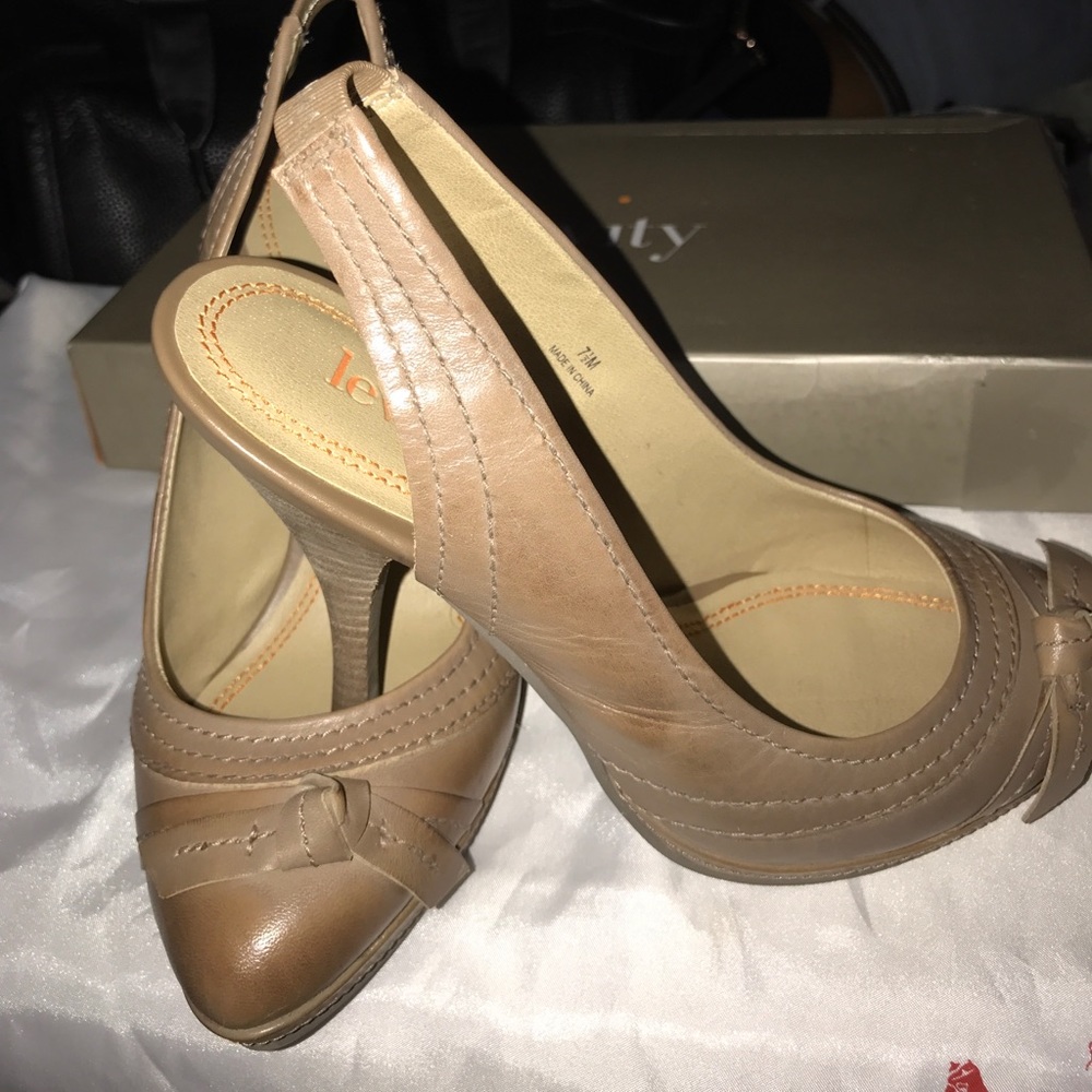 Ladies pumps