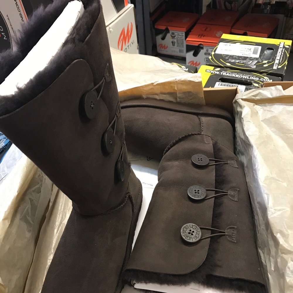 UGG W BAILEY BUTTON TRIPLET CHOCO SIZE 7