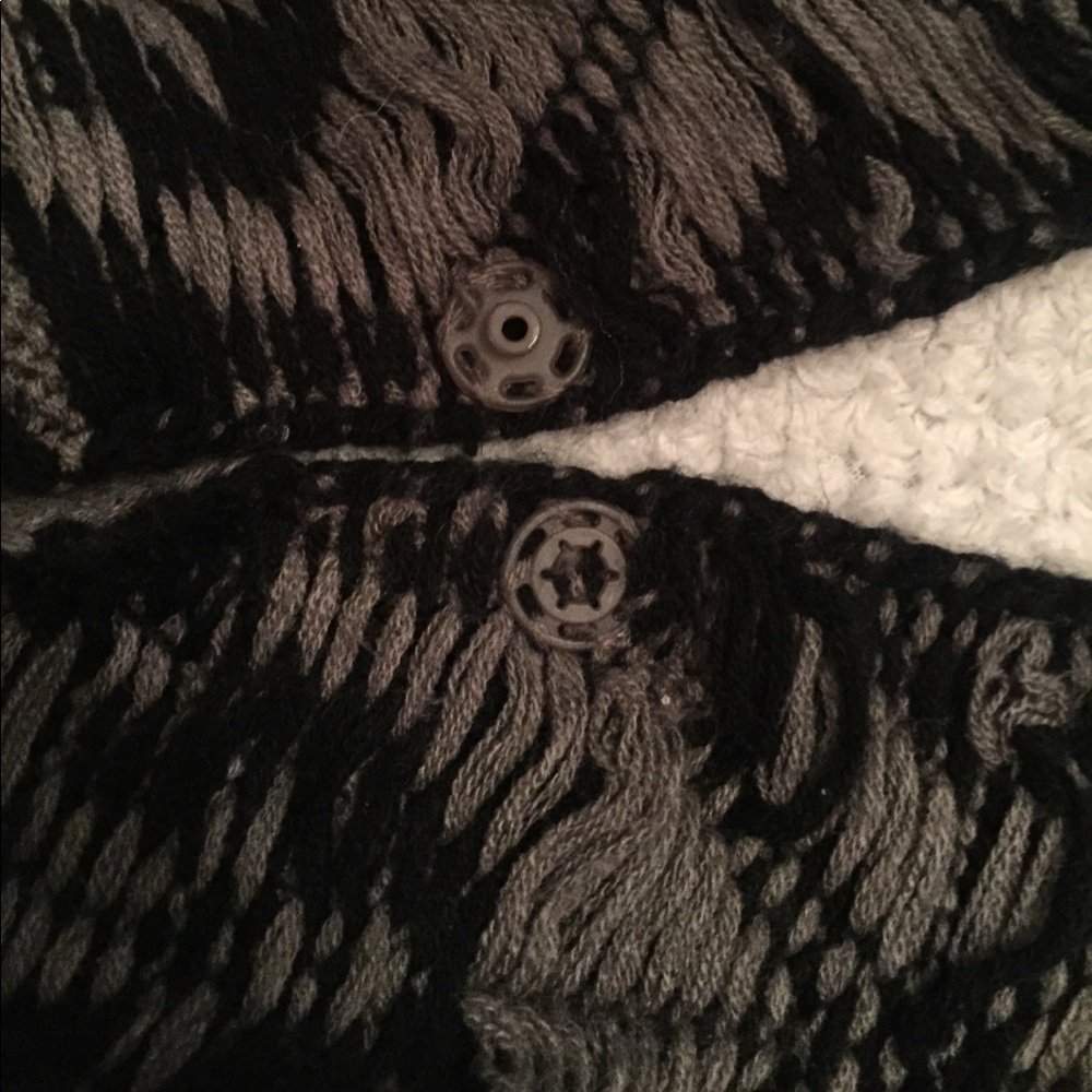 Aztec Pattern Poncho - Picture 3 of 4