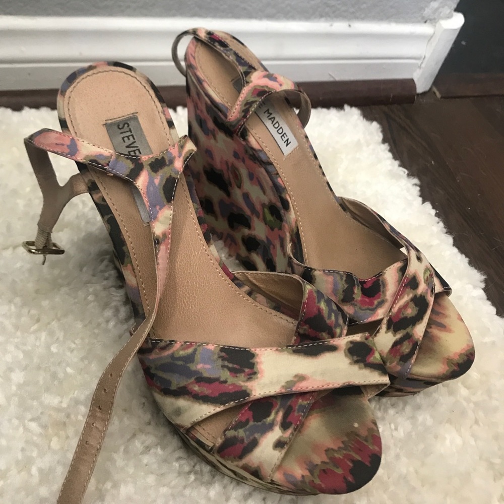 Steve Madden multicolored print wedges