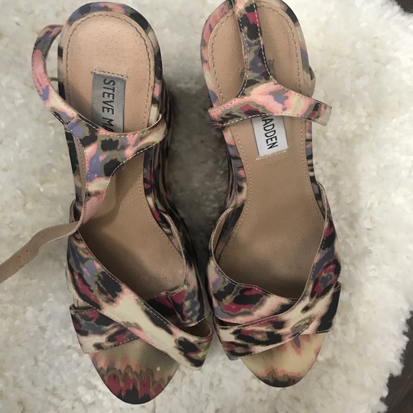 Steve Madden multicolored print wedges - Picture 2 of 4