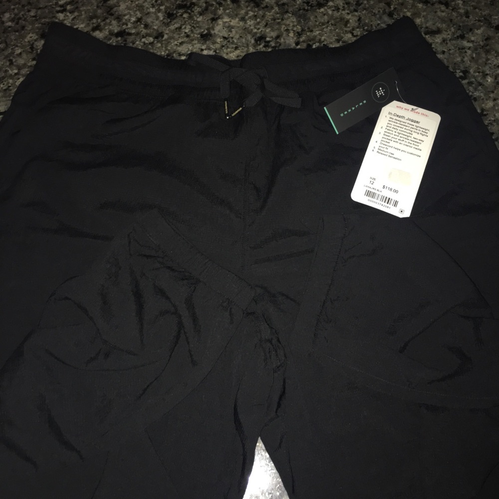 NWT Lululemon women’s black joggers.