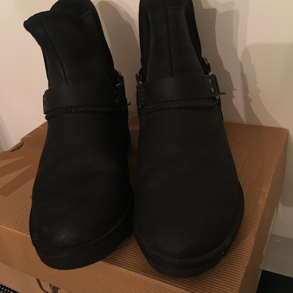 UGG AUSTRALIA GLEN size 6