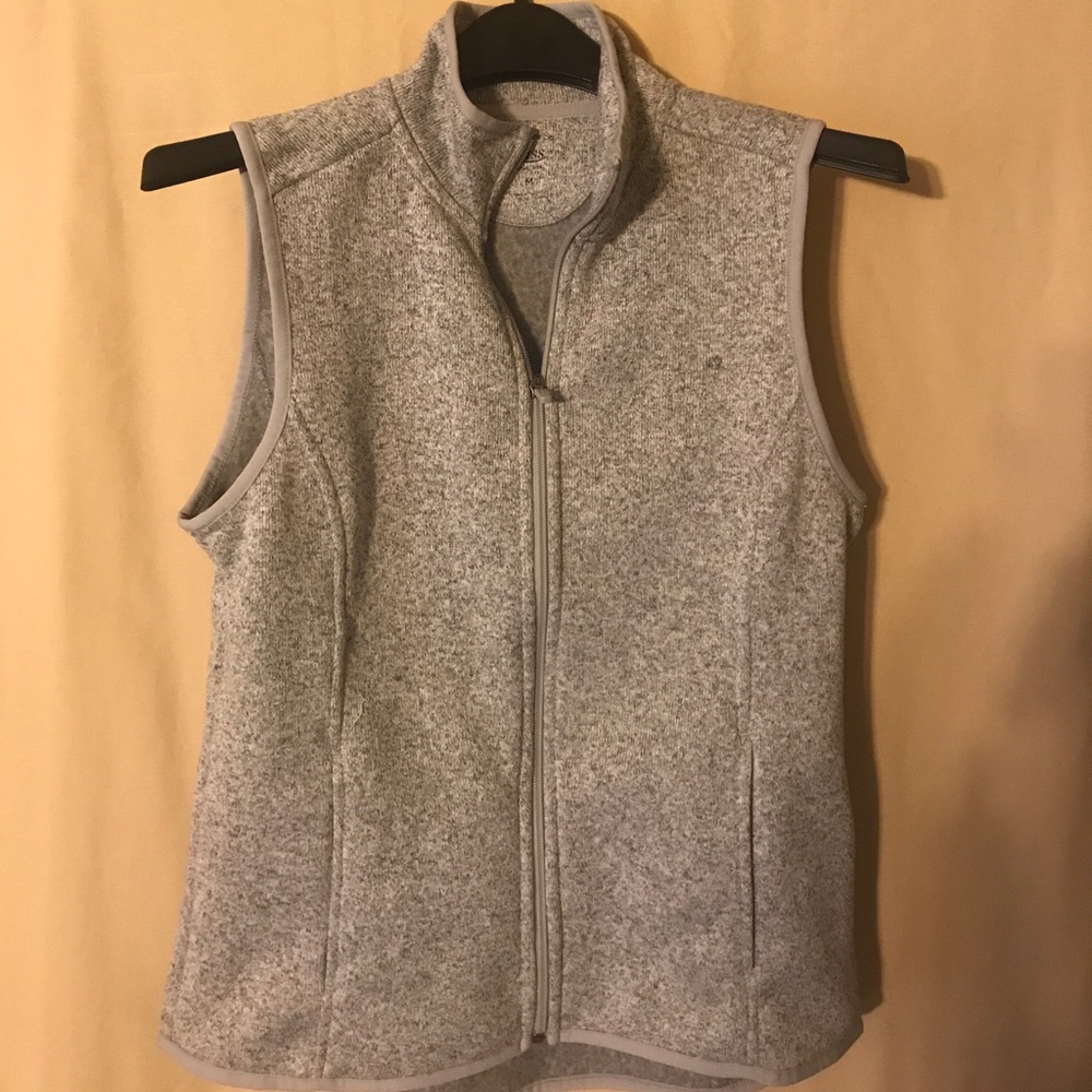 G.H. Bass women's Gray sleeve less vest. NEW