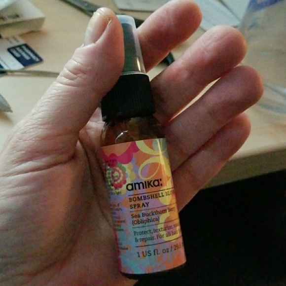 Amika Bombshell Blowout Spray bn-never used - Picture 2 of 2
