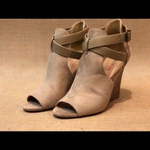 🌟 Beautiful tan suede 6 inch wedged heels🌟