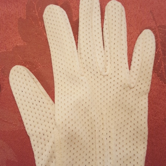 Vintage Elegant Ivory Ladies Gloves. 7 - Picture 2 of 6