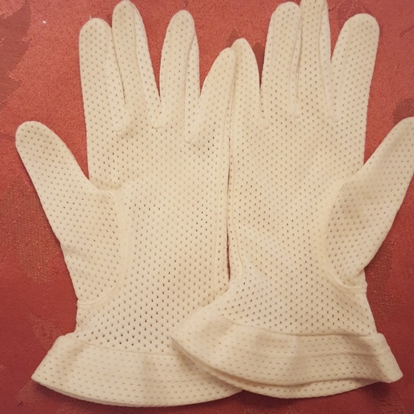 Vintage Elegant Ivory Ladies Gloves. 7 - Picture 4 of 6
