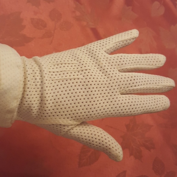 Vintage Elegant Ivory Ladies Gloves. 7 - Picture 5 of 6