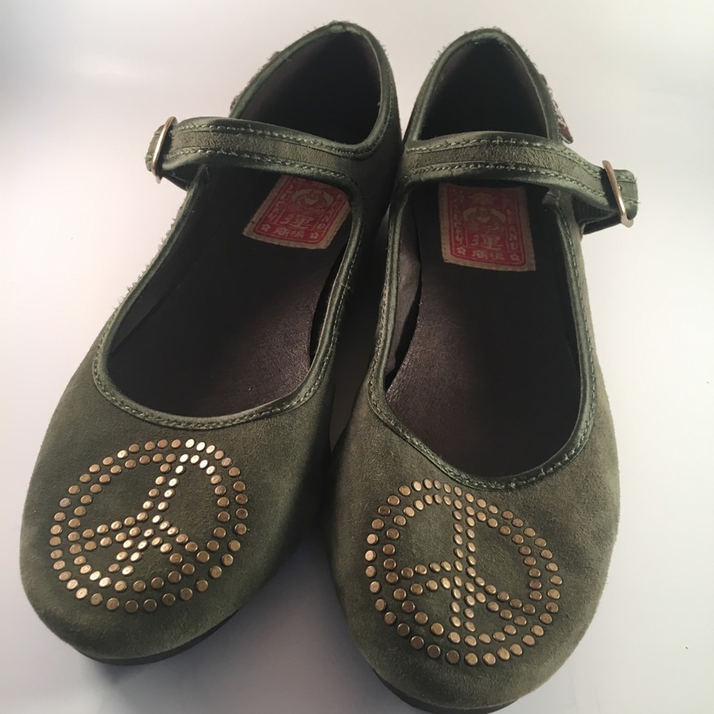 Lucky Brand green Mary Jane flats with peace sign