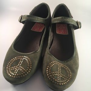 Lucky Brand green Mary Jane flats with peace sign
