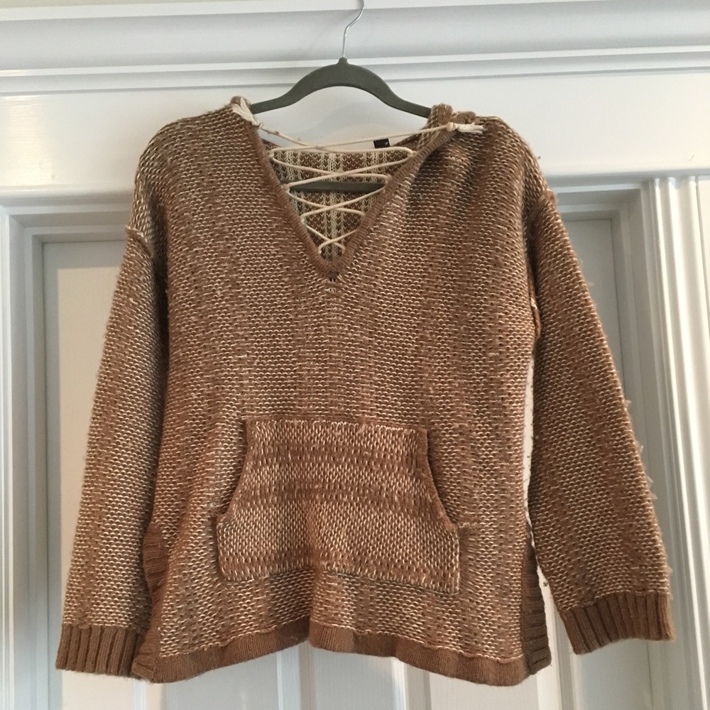 Knitted sweater with hood