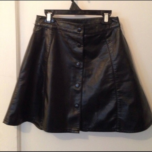 ✨Nasty Gal Black Front Snap Skirt!✨ - Picture 3 of 4