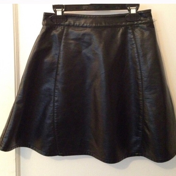 ✨Nasty Gal Black Front Snap Skirt!✨ - Picture 4 of 4