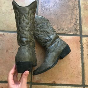 Grey cowboy boots