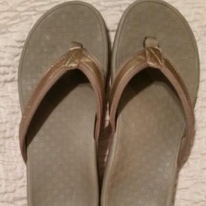 Vionic orthaheel bronze flip flops size 8.