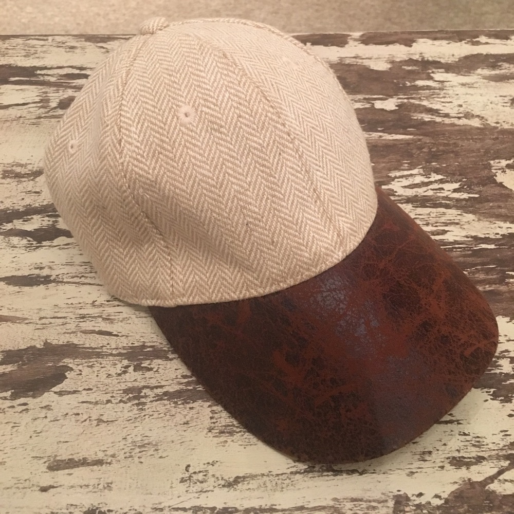 Chevron pattern cap with brown rim
