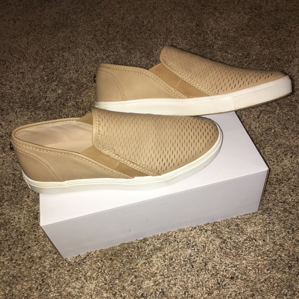Steve Madden drew slip-on sneakers. Tan.