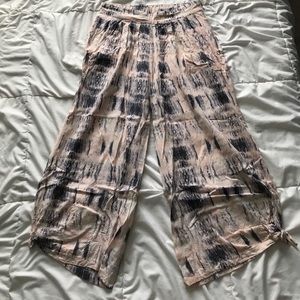 Anthro light pink/purple printed cropped pants