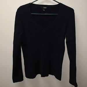 Black v-neck ribbed pullover