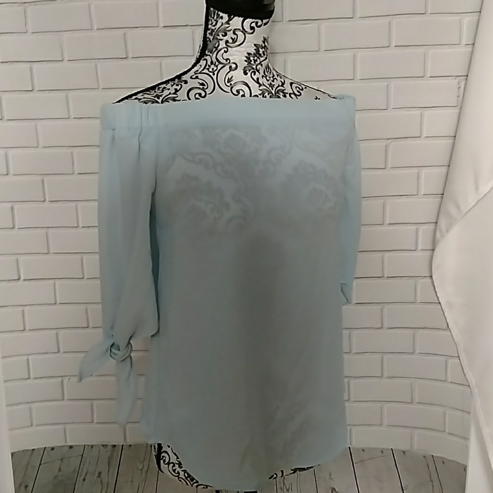 Women's off shoulder blouse. M