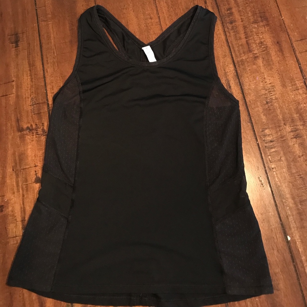 Cute lulu top with lots of great detailing