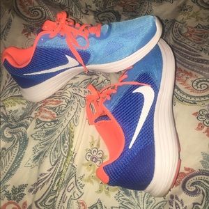 Nike Revolution 3 ; bright blue and coral
