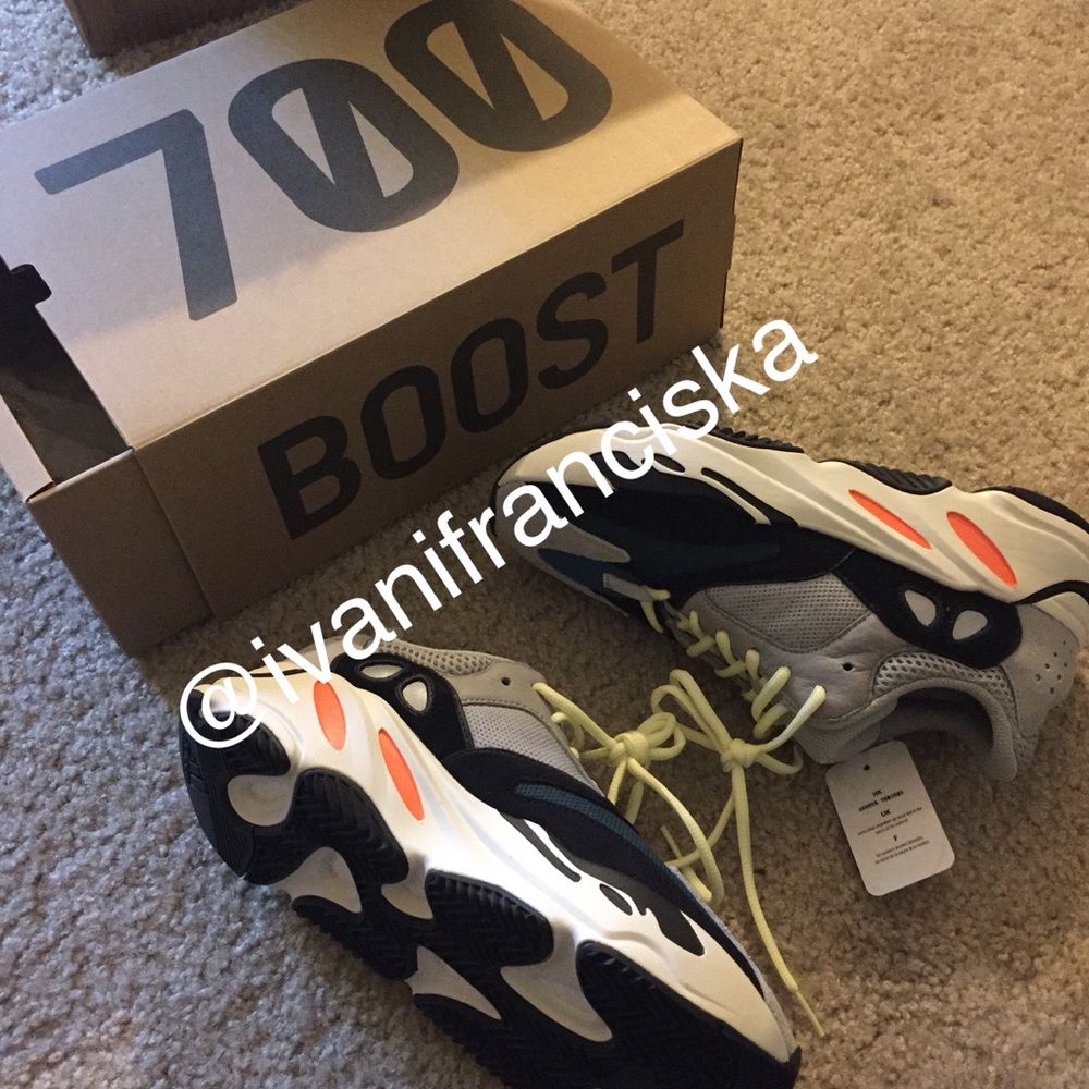 YEEZY WAVE RUNNER 700