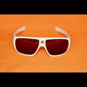 White Oakley dispatch sunglasses