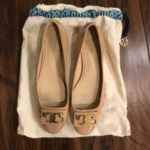 Tory Burch Gigi Patent Leather Pump in Tory Beige