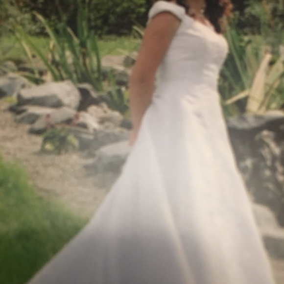 Beautiful timeless wedding dress