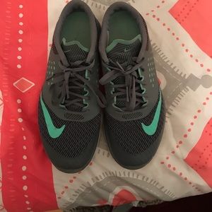 NIKE! Mint green and gray tennis shoes size 7