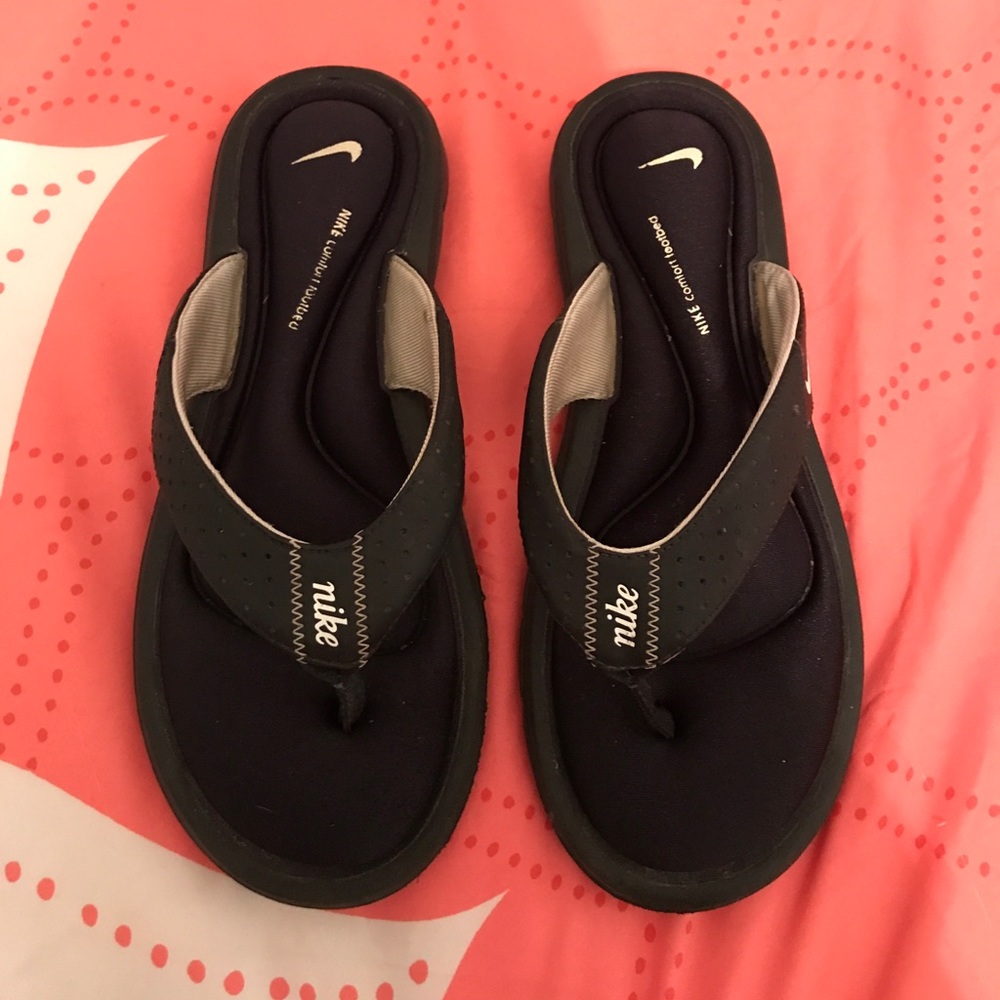 NIKE! Memory foam black sandals size 6