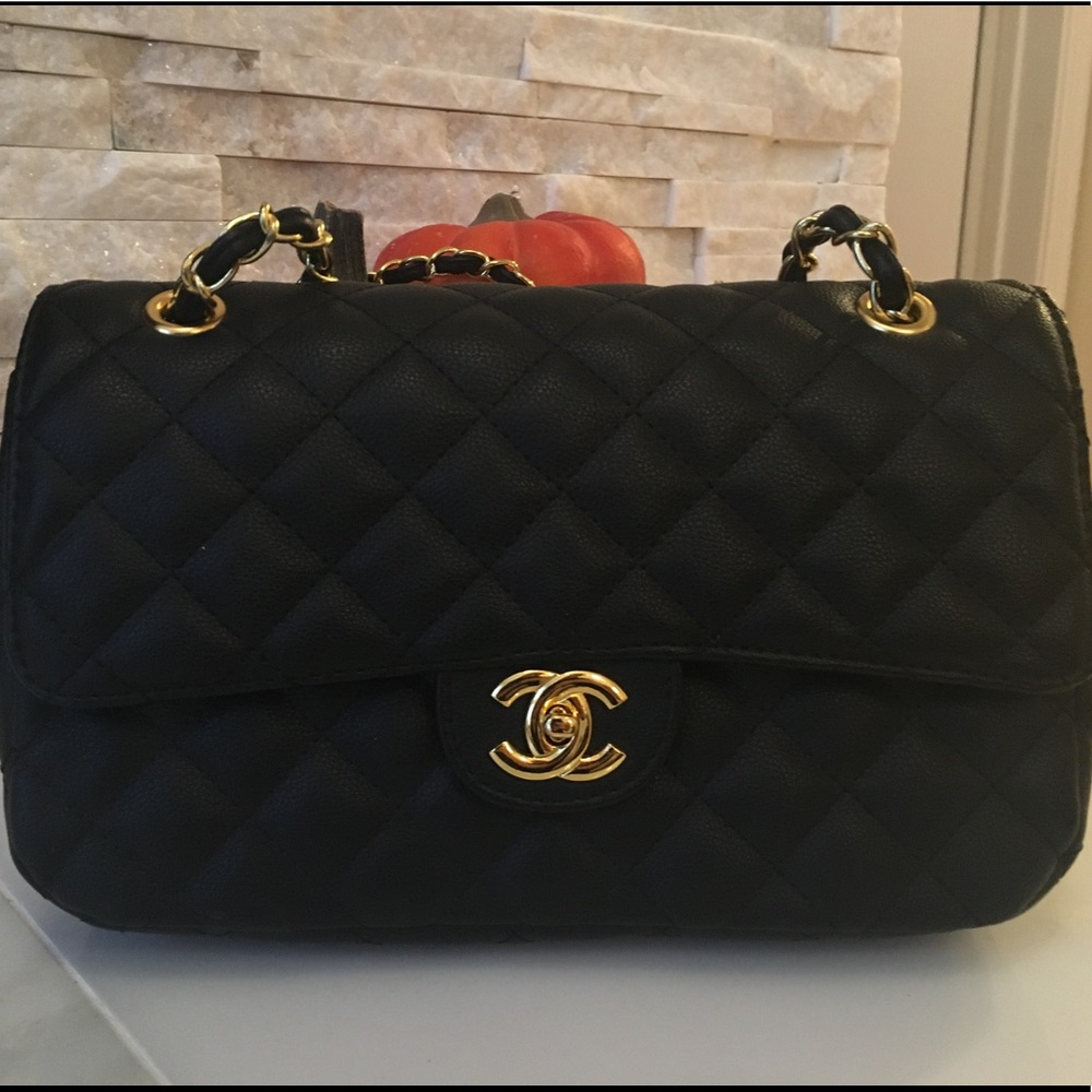 Quilted shoulder bag.