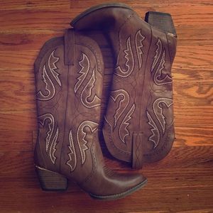 “Very Volatile” boots with gold plate on the heel