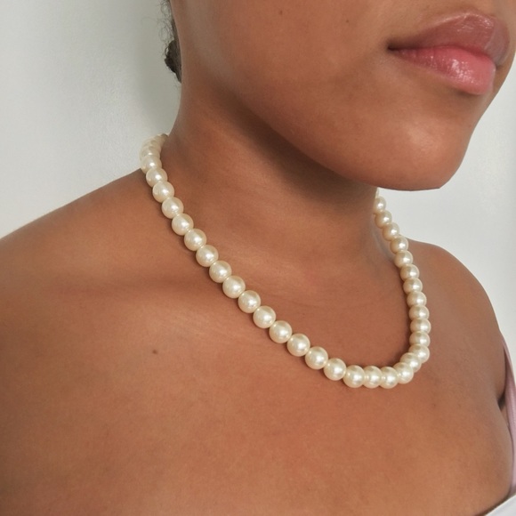White Pearl Necklace - Picture 2 of 2