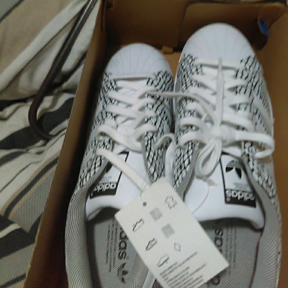 Men's sneakers are 4 prs of men's sneakers size 9