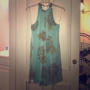 Beautiful summer dress with gold necklace!