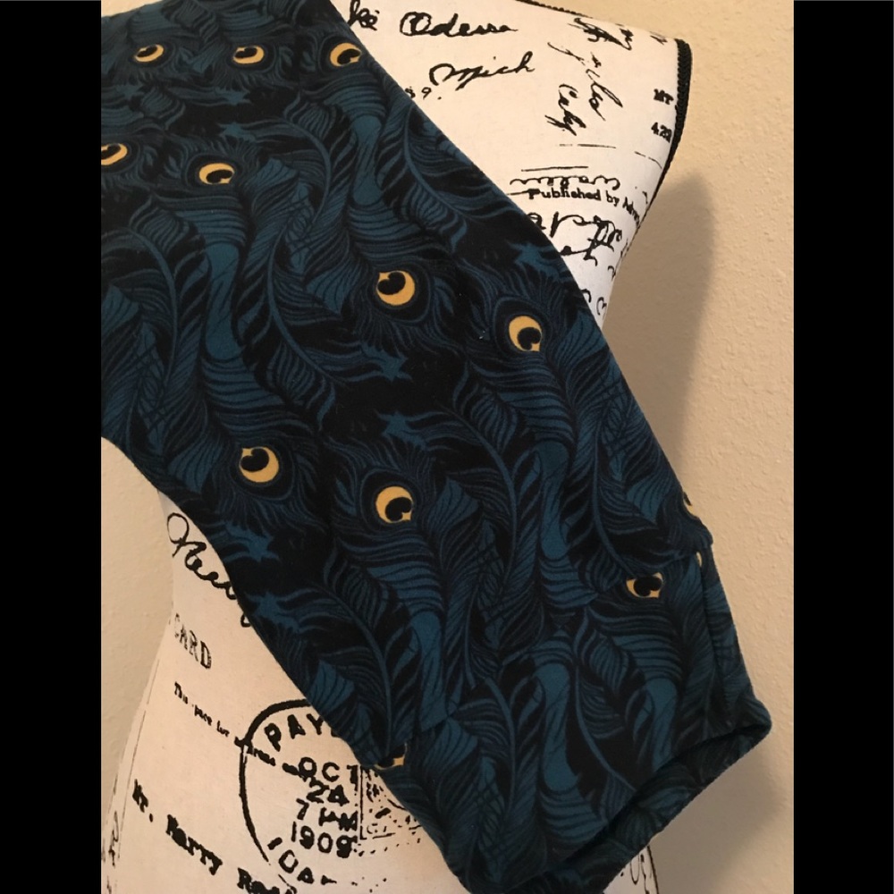 ✨LULAROE OS LEGGINGS DARK GREEN FEATHERS