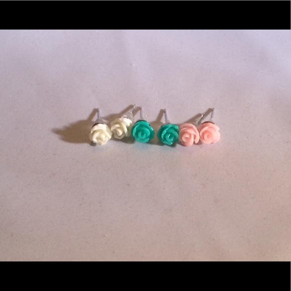 Small White Flower Earrings - Picture 3 of 4