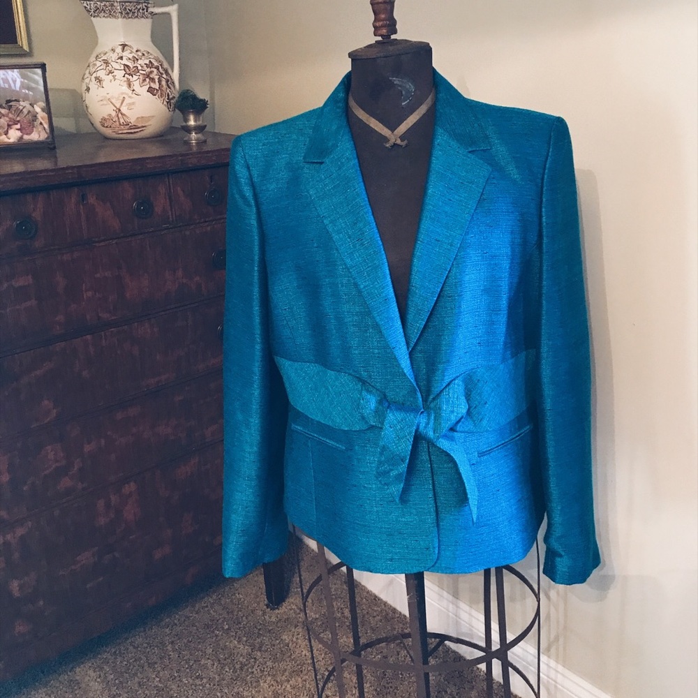 Like new skirt suit