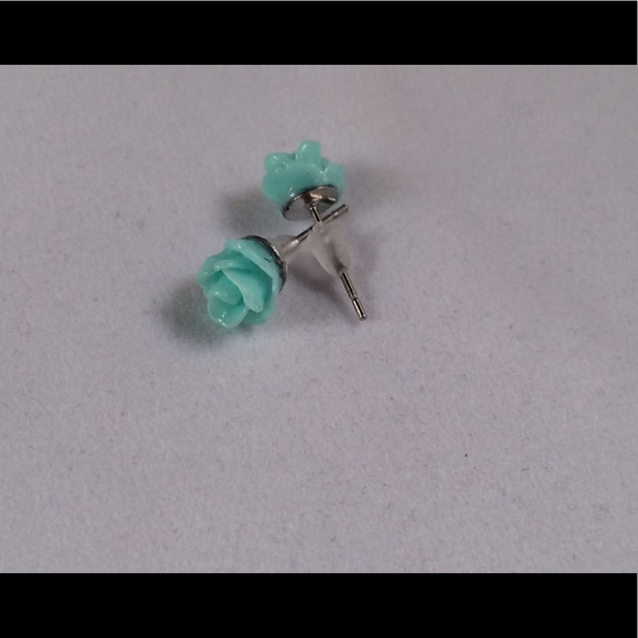Small Mint Flower Earrings - Picture 2 of 3